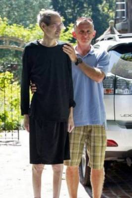 Steve Jobs es ayudado a salir de un coche por un amigo frente a su casa en California el 26 de agosto de 2011