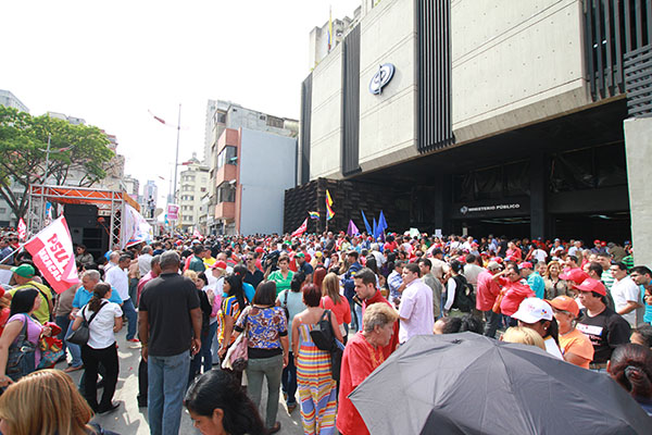 Oficialistas se concentran en las afueras del Ministerio Publico