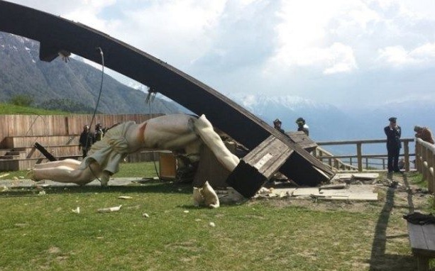 Crucifijo gigante en Italia