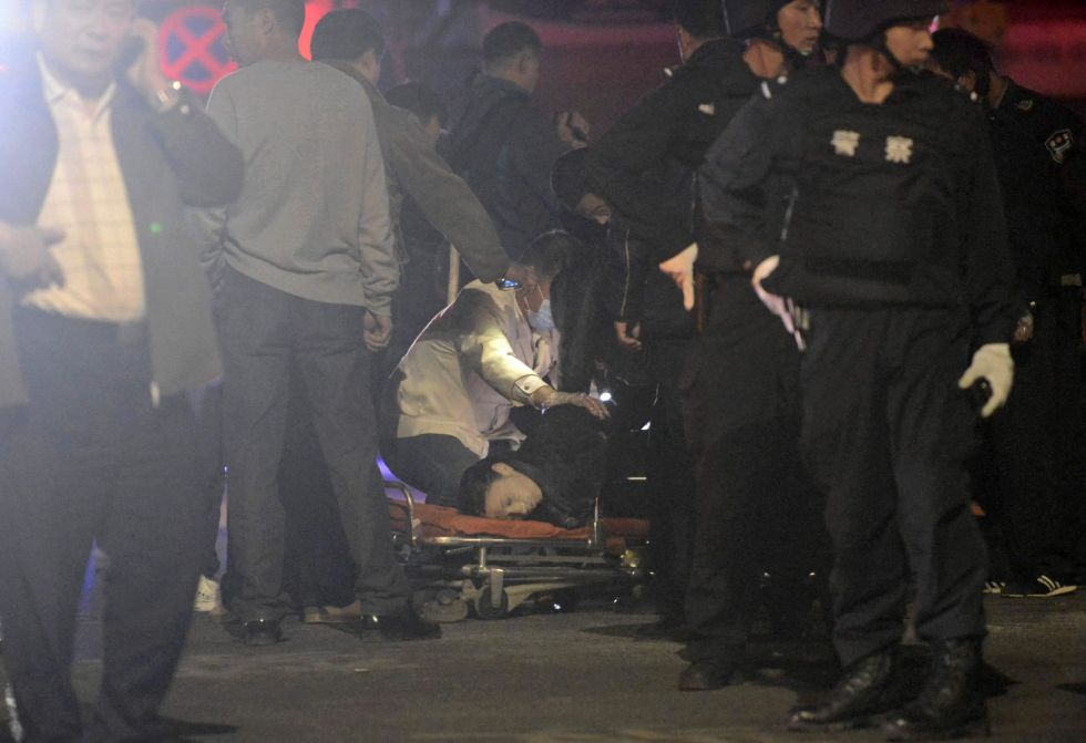 Policia y vitimas de atentado en China