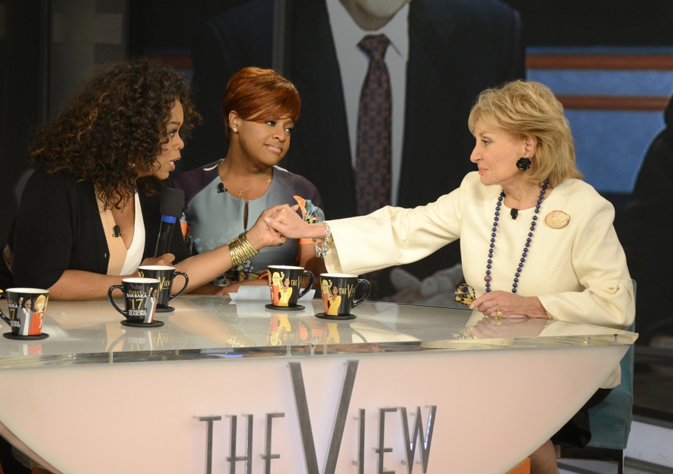 Barbara Walters con Oprah en el estudio de The View