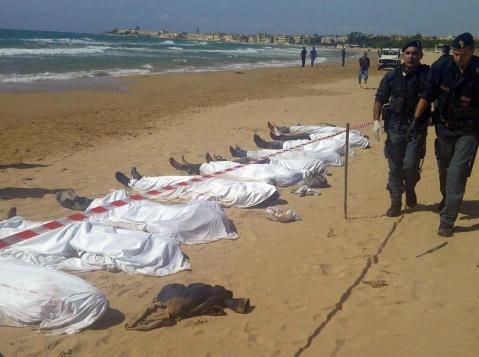 Cadaveres cubiertos en playa Lampedusa