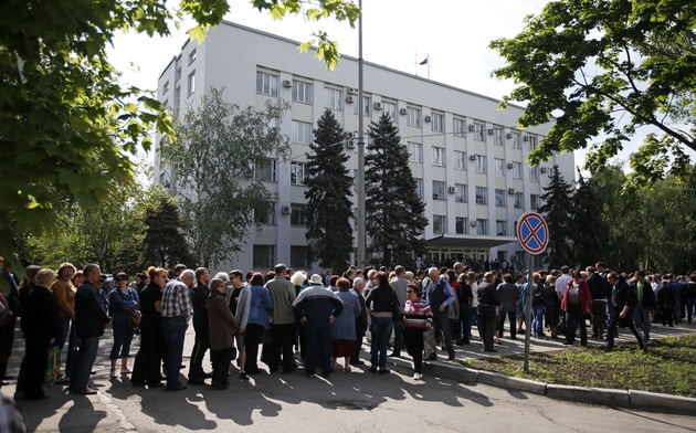 Cidadanos Lugansk-Ucrania cola del referendum
