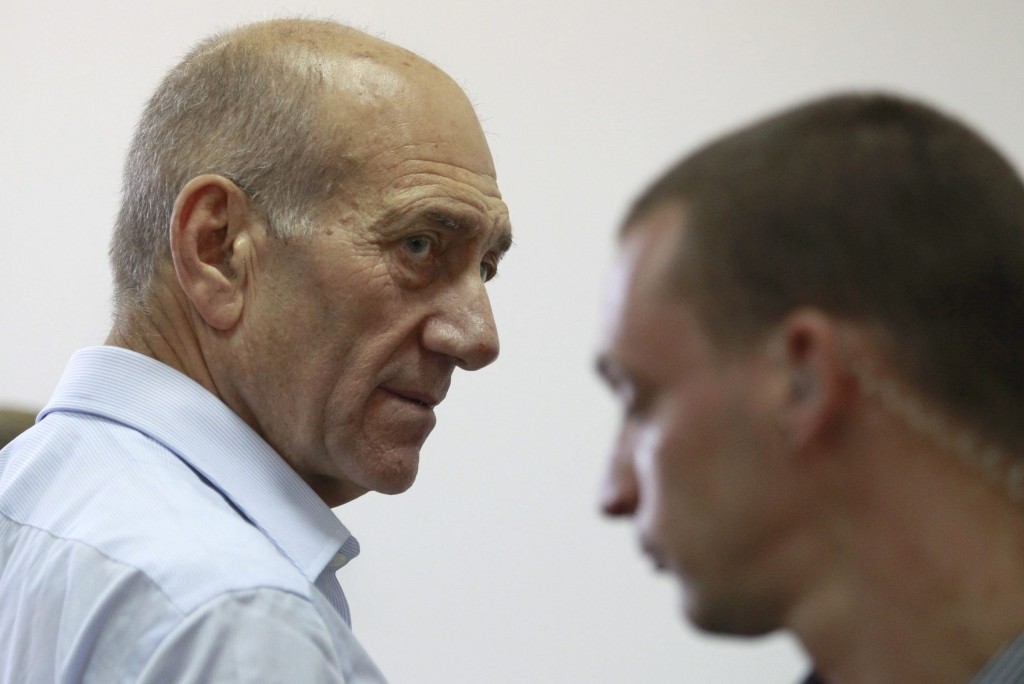 Ex ministro israeli Ehud Olmert al oir sentencia