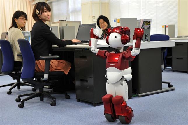 Robot Emiew en una oficina