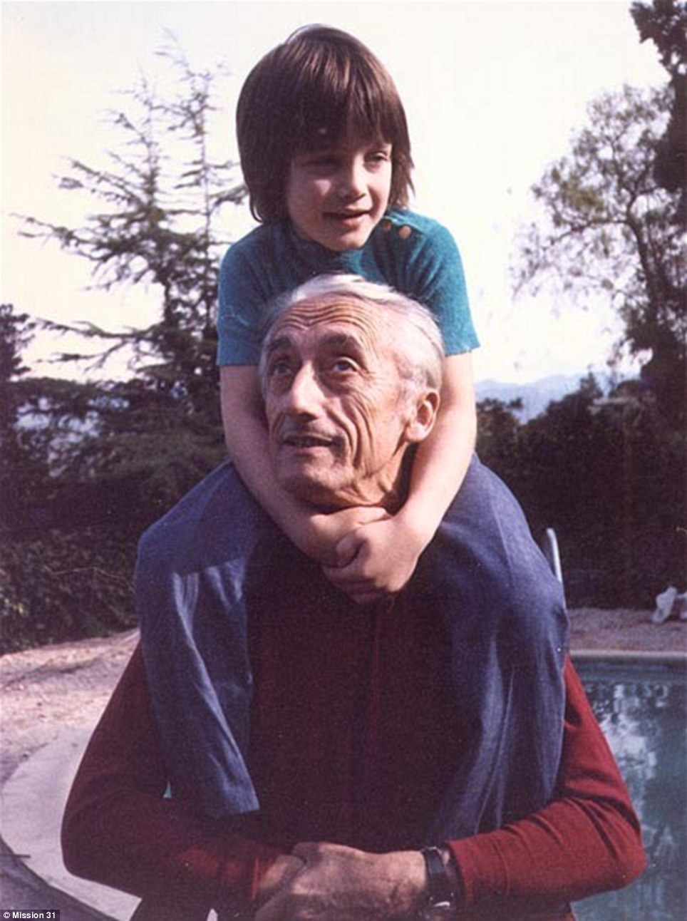 Jaques Costeau con su nieto Fabien en hombros