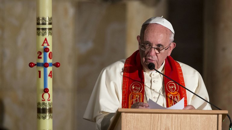 Intentan incendiar iglesia durante visita del Papa