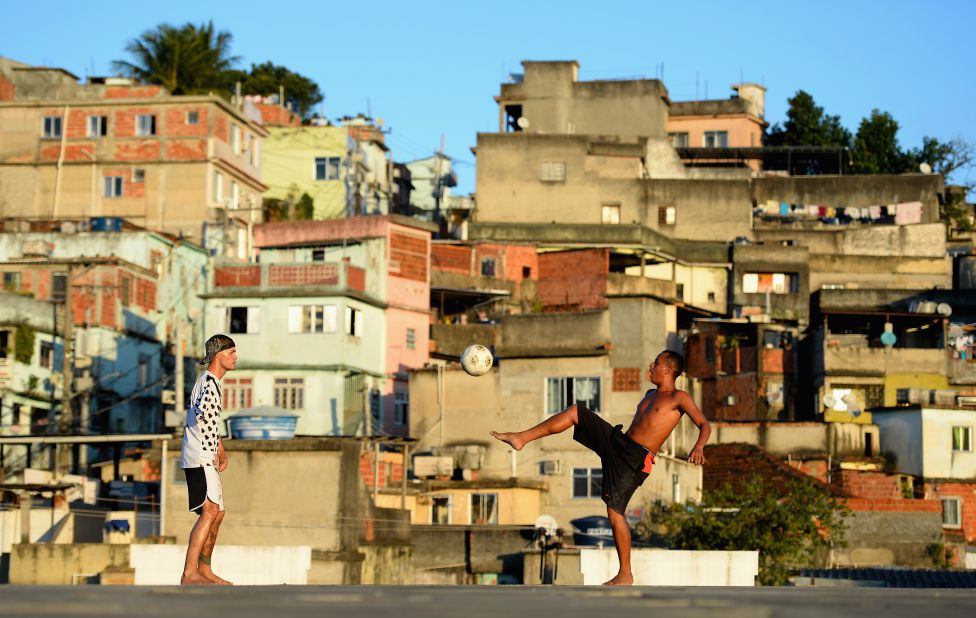 Fútbol y favela de fondo