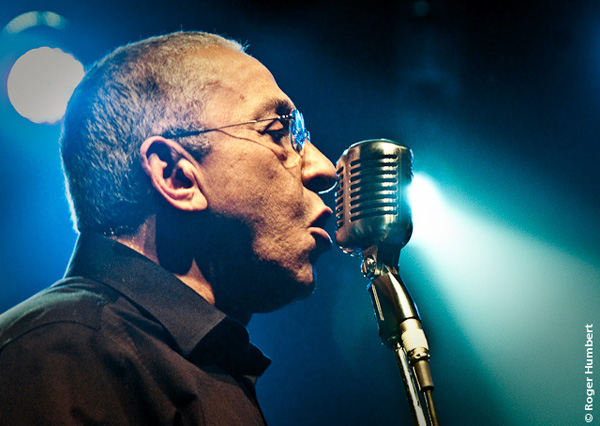 Juan Formell musico cubano cantando