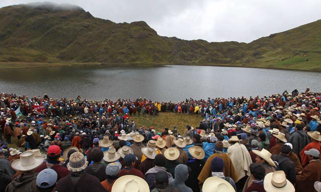 Indigenas y campesinos en la laguna conga