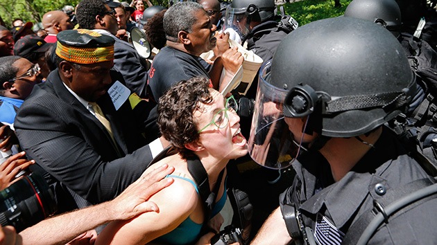 Manifestantes contra McDonald enfrentan policía