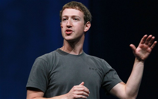 Mark Zuckerberg hablando en conferencia con micro manos lbres
