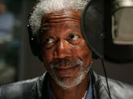 Close up Morgan Freeman micrófono de doblaje