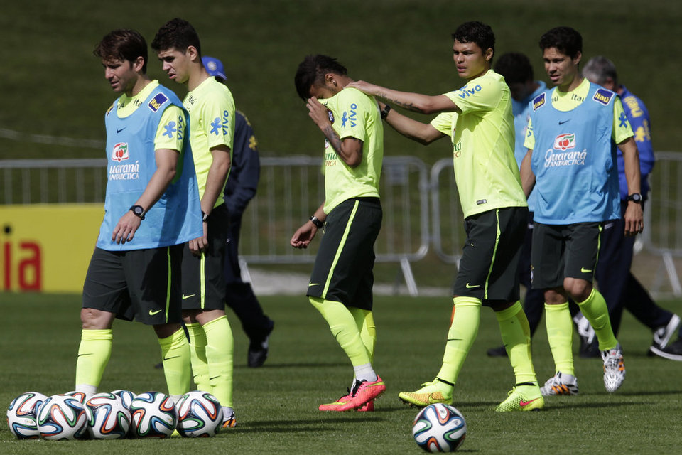 Neymar llora en el campo de fútbol durante entrenamiento de la selección de Brasil