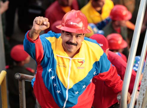 Maduro sube tarima con casco rojo