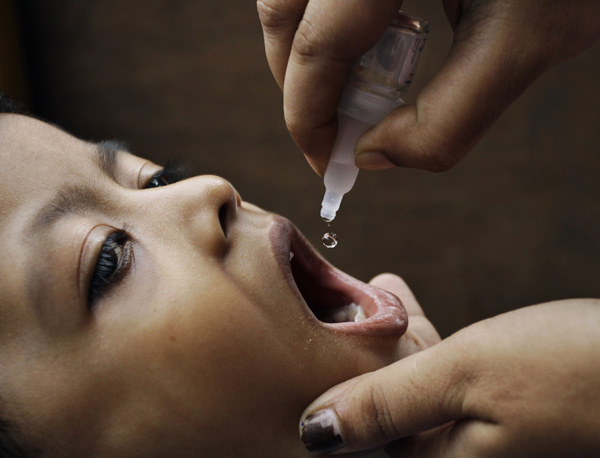 Niño de la India recibe dosis de vacuna contra el polio