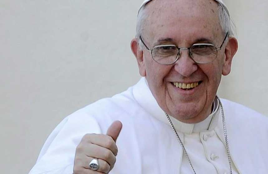 Close up Papa Francisco sonriendo con gesto de ok