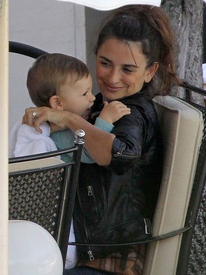 Penélope Cruz con su hijo Leo