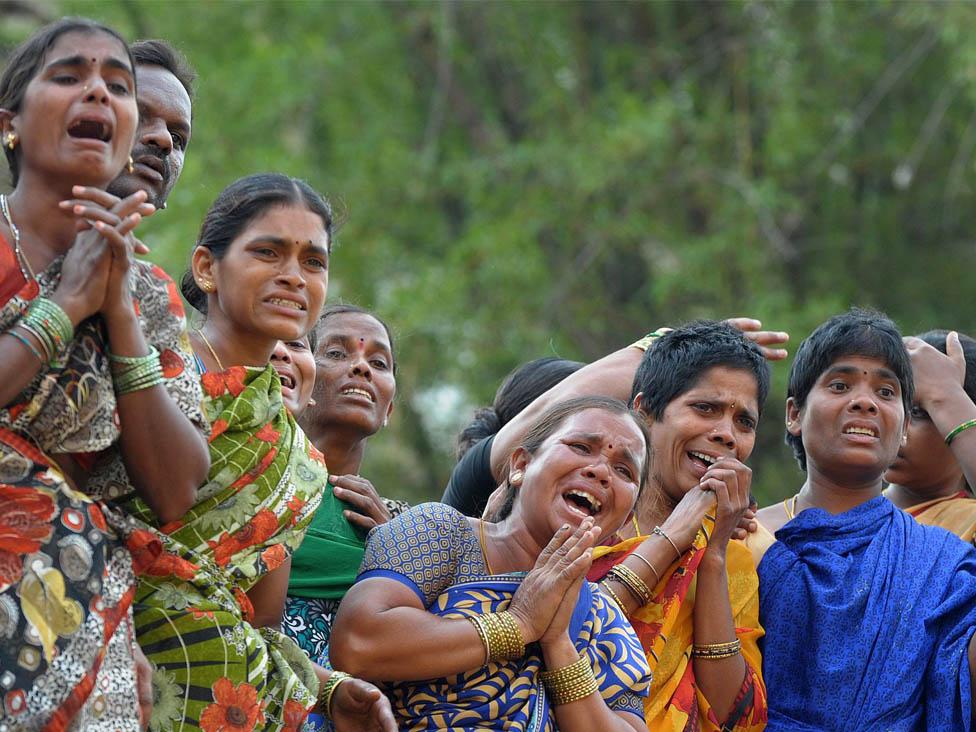 Familiares y conocidos de las niñas violadas y ahorcadas en India