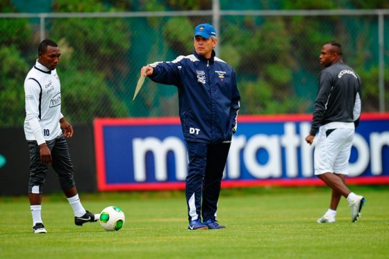 Entrenador colombiano selección Ecuador en el campo