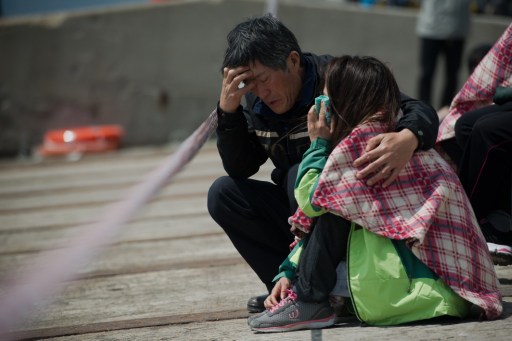 Familiares de las vicitimas del ferry lloran