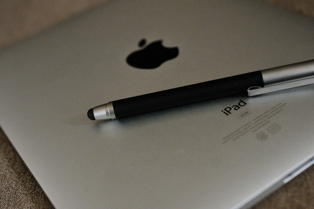 Portátil Mac con bolígrafo para escritura electrónica
