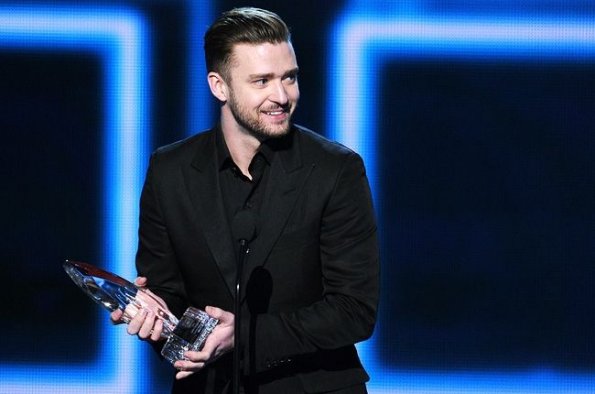 Justin Timberlake con uno de las estatuillas