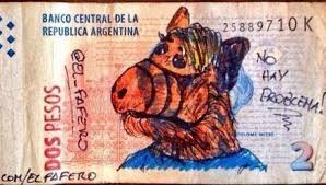 Mensajes y dibujos en billetes revoluciona Argentina