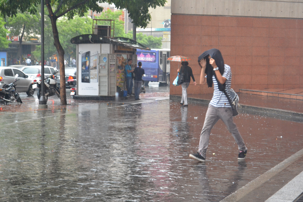 Lluvia sorprendió este miércoles en la Capital