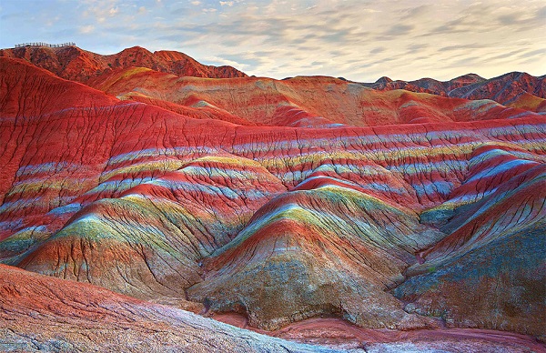 Mágicas montañas del arcoiris de la China