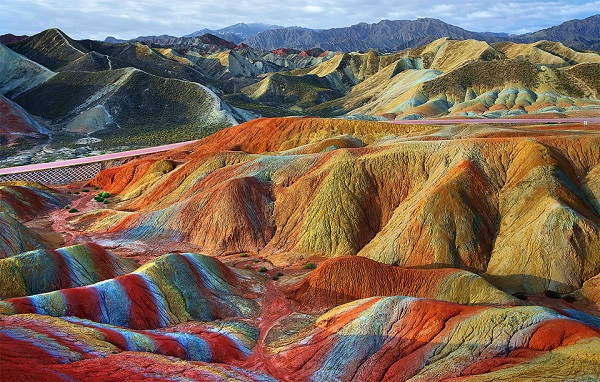 Mágicas montañas del arcoiris de la China