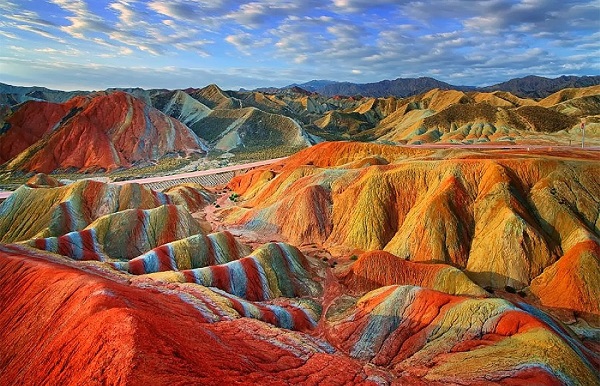 Mágicas montañas del arcoiris de la China