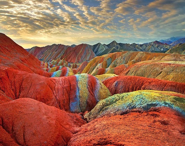 Mágicas montañas del arcoiris de la China