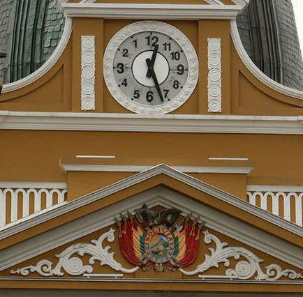 Reloj boliviano gira a la izquierda