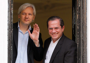 Assange con el canciller Patiño en la ventana de la Embajada de Ecuador en Londres
