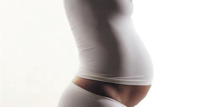 Embarazo: Mujer encinta de perfil