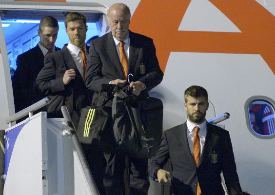 Selección fútbol España- Baja del avión en Brasil