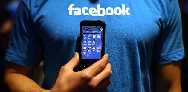 Usuario facebook sin cara con smarthphone en la mano