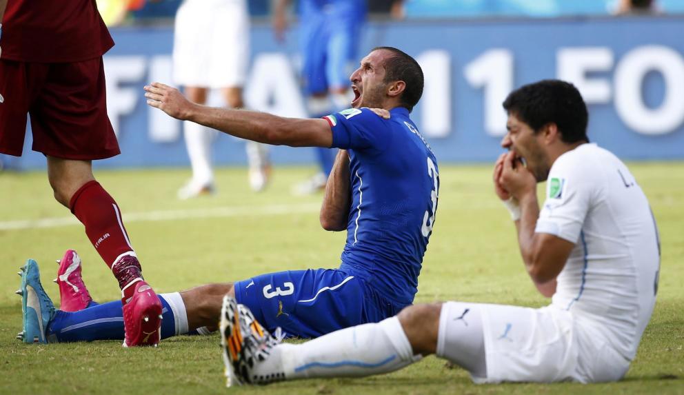 Mundial: Luis Suárez y Chiellini en el campo