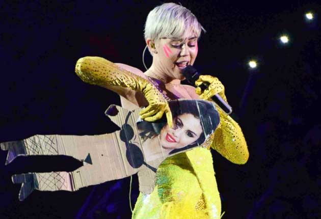 Miley Cyrus se burla de Selena Gómez