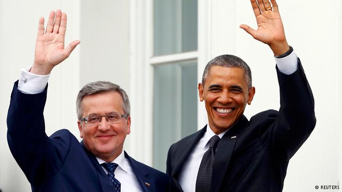 Barack Obama saluda mientras abraza a Bronislaw Komorowski, presidente de Polonia