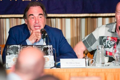 Oliver Stone en una rueda de prensa