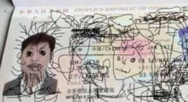 Pasaporte luego de que el hijo del titular lo pintara