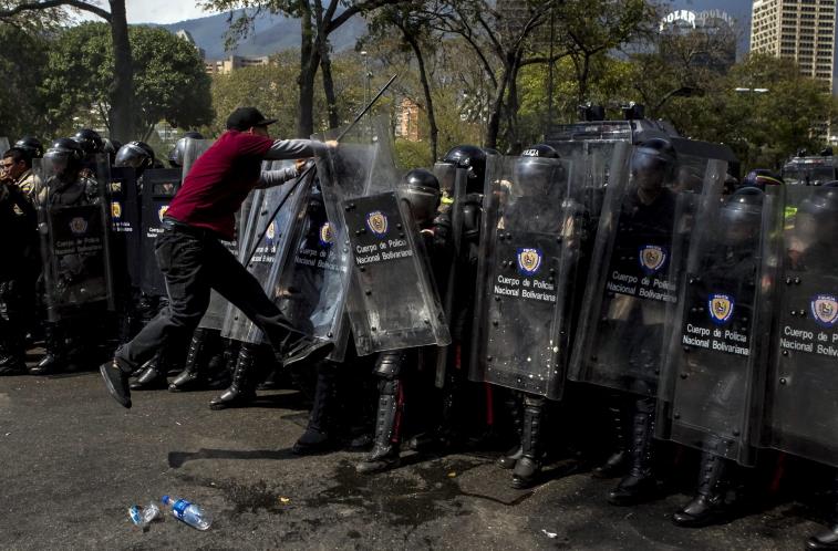 Manifestante violente agrede a policía nacional Venezuela