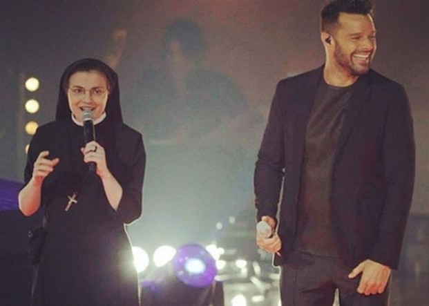 Ricky Martin y Sor Cristina en el escenario de La Voz Italia