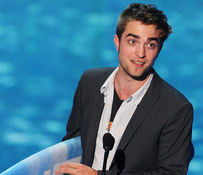 Robert Pattison maleteado