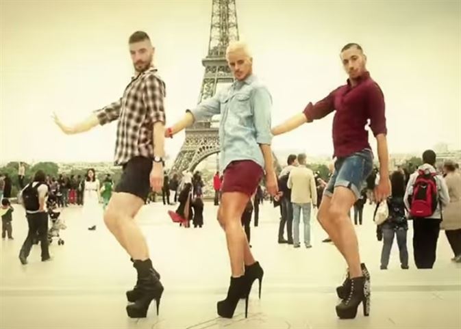 Yanis Marshall y sus bailarines con tacones en la Torre Eiffel