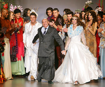Diseñador Francis Montesionos rodeado por modelos