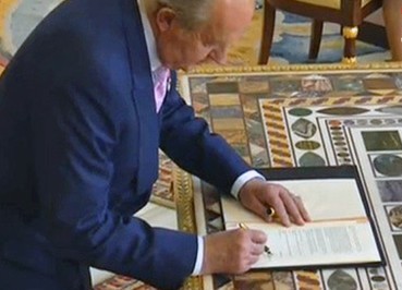 Juan Carlos I firma