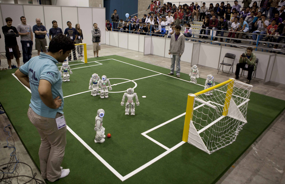Турнир роботов по футболу. Футбол робототехника. Робофутбол. Управляемый робофутбол. Футбол управляемых роботов.